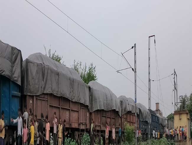 goods train derailed नालंदा जिला से इस वक्त एक बड़ी ख़बर आ रही है । नालंदा जिला में ट्रेन हादसा हुआ है। हादसे के बाद अफरातफरी मच गई और ट्रेन भी सेवा प्रभावित हुई है ।