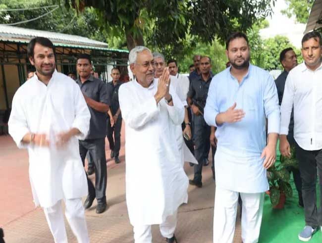 nitish tejashwi tejpratap बिहार में JDU और BJP के बीच तलाक हो गया है । CM नीतीश कुमार ने बीजेपी के साथ गठबंधन तोड़ने का ऐलान कर दिया । साथ ही शाम 4 बजे राज्यपाल फागू चौहान को अपना इस्तीफा सौंप दिया। नीतीश ने तुरंत ही नई सरकार बनाने का दावा भी पेश कर दिया। उनके पास कुल 164 विधायकों का समर्थन है ।