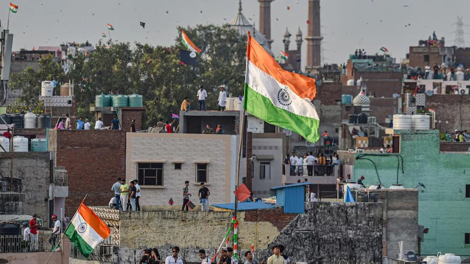 भाजपा राष्ट्रीय झंडे का अपमान कर रही है भाजपा राष्ट्रीय झंडे का अपमान कर रही है. किसी भी देश का राष्ट्रीय झंडा उस देश का प्रतीक होता है. राष्ट्रीय झंडे का राजनीतिक इस्तेमाल उसकी पवित्रता और मान मर्यादा का अपमान है.