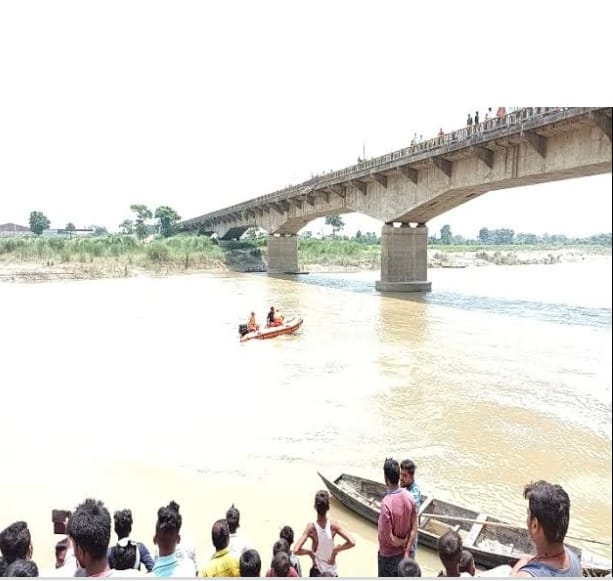 मुजफ्फरपुर में महिला ने नदी में लगाई छलांग दादर पूल मुजफ्फरपुर जिले के अहियापुर थाना के दादर पूल से एक महिला ने बुढ़ी गंडक नदी में छलांग लगा दिया। घटना के बाद काफी संख्या में लोगों की भीड़ जमा हो गयी।