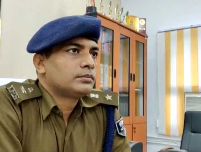 NALANDA SP ASHOK MISHRA इस वक्त एक बड़ी ख़बर आ रही है नालंदा जिला से। जहां पुलिस महकमे में हड़कंप मच गया है । हाईकोर्ट के आदेश के बाद नालंदा के पुलिस अधीक्षक ने बड़ी कार्रवाई की है । जिसमें नालंदा जिला के कई थानाप्रभारी को सस्पेंड कर दिया गया है ।