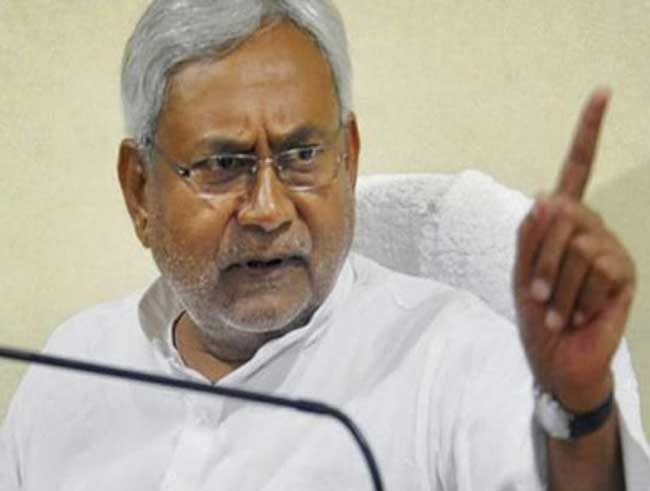 cm nitish मुख्यमंत्री नीतीश कुमार सरकारी दफ्तरों में कर्मचारियों की कार्यशैली को सुधारना चाहते हैं । इसके लिए उन्होंने अब सख्त रुख अपना लिया है । सूबे में सरकारी कर्मचारियों की लेट लतीफी किसी से छिपी नहीं है । सरकारी कर्मचारियों को लेकर एक प्रचलित कहावत’11 बजे तक देर नहीं और 2 बजे के बाद भेंट नहीं ‘लोगों की शिकायत रहती है कि सरकारी कर्मचारी मुश्किल से तीन घंटे ही दफ्तर में मिलते हैं और इस दौरान भी आधा टाइम लंच और दूसरी गतिविधियों में निकाल देते हैं। ऐसे कर्मचारियों से निपटने के लिए नीतीश सरकार ने सख्त रुख अपनाया है । अब देर से ऑफिस पहुंचने वाले कर्मचारियों की खैर नहीं होगी.