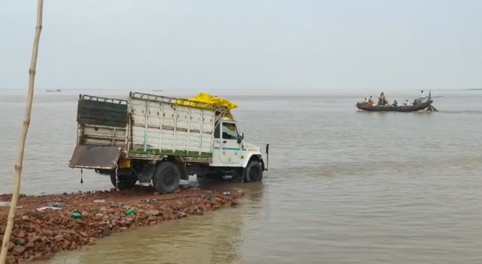 दानापुर अनुमंडल के मनेर स्थित शेरपुर में हुए हादसे से मनेर के शेरपुर में हुए नाव हादसे के शिकार लोगों के दर्द कम होने का नाम नहीं ले रहा है किसी ने अपना बेटा खोया तो किसी ने अपनी पत्नी और किसी ने अपनी बेटी।