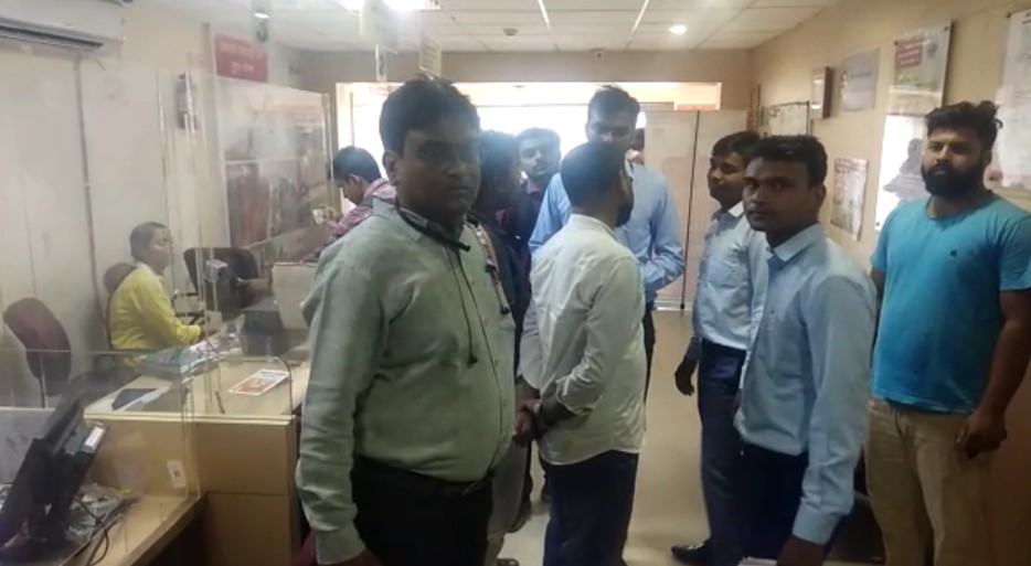 बिहार के मुजफ्फरपुर में ICICI बैंक में 15 लाख की मुजफ्फरपुर। लूट की बड़ी घटना, सदर थाना क्षेत्र के गोबरसही में ICICI बैंक में लूट की बड़ी वारदात, 15 लाख की लूट की घटना।