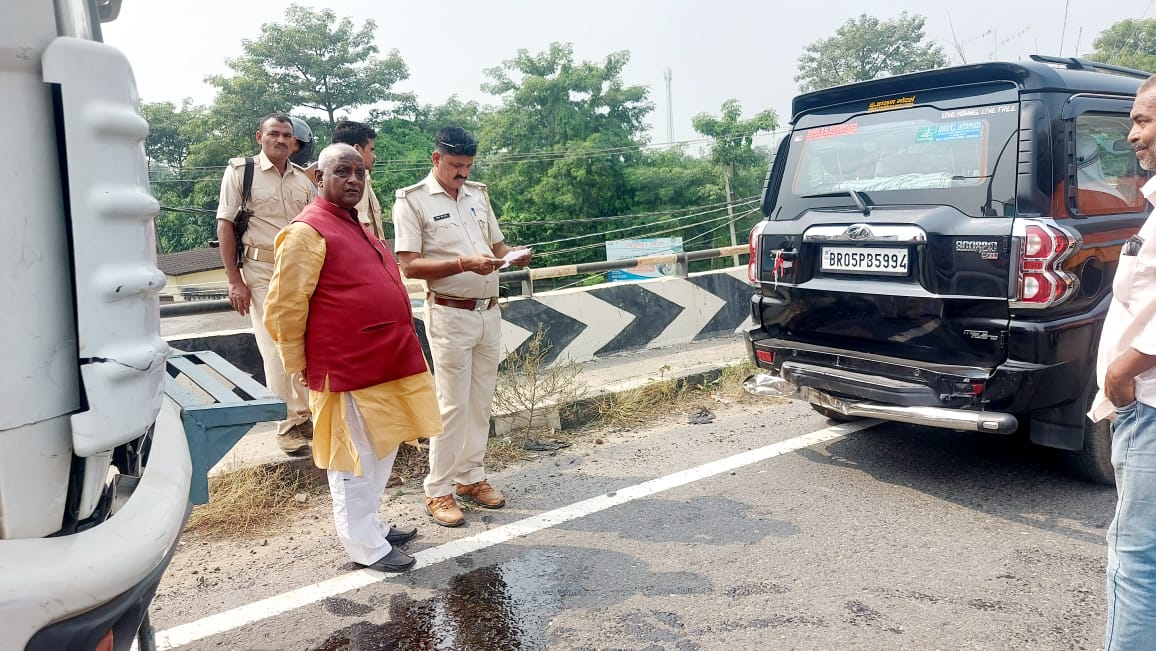 1666180607 431 मोतिहारी के विधायक प्रमोद कुमार की गाड़ी दुर्घटनाग्रस्त हादसे में गोपालगंज। मोतिहारी के विधायक प्रमोद कुमार की गाड़ी दुर्घटनाग्रस्त। टेलर ट्रक ने मारी विधायक की स्कॉर्पियो और कार में टक्कर। हादसे में बाल-बाल बचे विधायक प्रमोद कुमार। कार और स्कॉर्पियो हुआ क्षतिग्रस्त। मांझागढ़ थाने के कोइनी गांव के पास एनएच-27 पर हुआ हादसा।