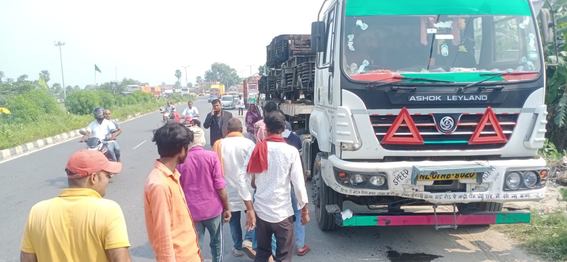 1666180607 553 मोतिहारी के विधायक प्रमोद कुमार की गाड़ी दुर्घटनाग्रस्त हादसे में गोपालगंज। मोतिहारी के विधायक प्रमोद कुमार की गाड़ी दुर्घटनाग्रस्त। टेलर ट्रक ने मारी विधायक की स्कॉर्पियो और कार में टक्कर। हादसे में बाल-बाल बचे विधायक प्रमोद कुमार। कार और स्कॉर्पियो हुआ क्षतिग्रस्त। मांझागढ़ थाने के कोइनी गांव के पास एनएच-27 पर हुआ हादसा।