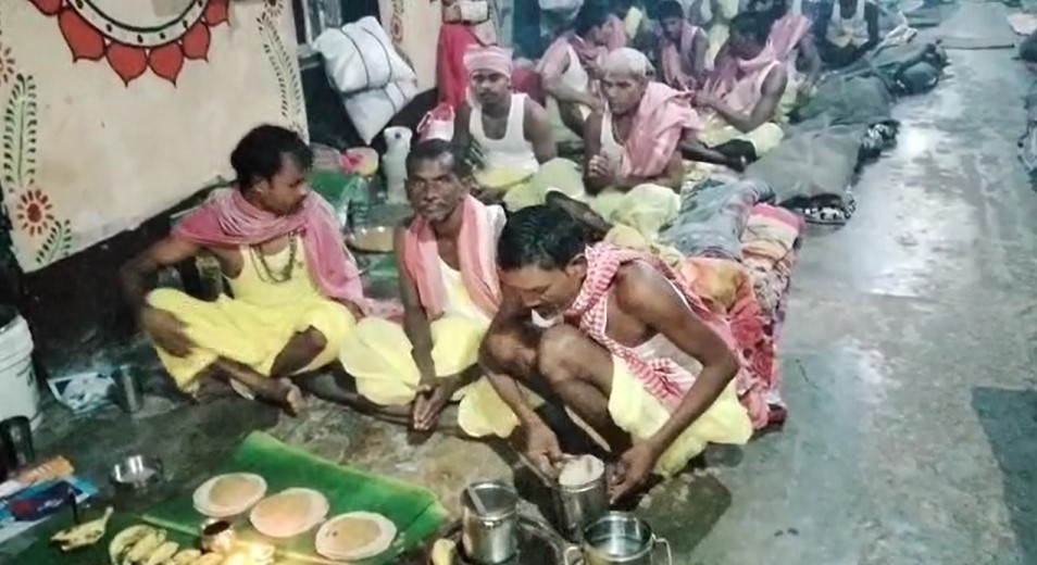 1667070955 132 मुजफ्फरपुर के शहीद खुदीराम बोस केंद्रीय कारा में बंदी कर मुजफ्फरपुर। शहीद खुदीराम बोस केंद्रीय कारा में बंदी कर रहें छठ पूजा । 100 महिला बंदी और 85 पुरुष बंदियों ने की खरना पूजा।