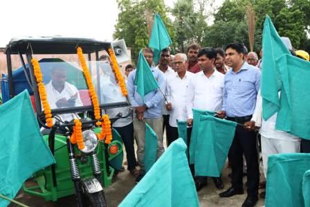 सूखा गीला कचड़ा रखने लिए डस्टबीन का किया गया वितरण इसलामपुर (नालंदा दर्पण)। लोहिया स्वच्छ अभियान ठोस तरल अवशिष्ट प्रबंधन फेज 2 कार्यकम के तहत हर घर डस्टबिन वितरण कार्यकर्म का सुभारंभ कोचरा पंचायत में  प्रखंड विकास पदाधिकारी चंदन कुमार द्वारा किया गया।