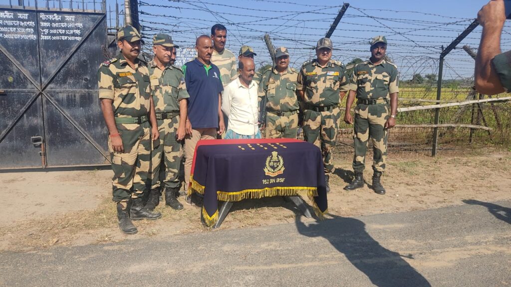 BSF ने बांग्लादेश बॉर्डर पर एक युवक को 1632 kg किशनगंज बी एस एफ हेड क्वार्टर के अधीन 152 बटालियन के जवानों ने पश्चिम बंगाल सीमा से सटे इंडो बांग्लादेश बॉर्डर क्षेत्र में एक युवक को 1.632 kg सोना के साथ किया गिरफ्तार ।