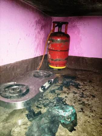 Woman dies due to cooking gas while heating water