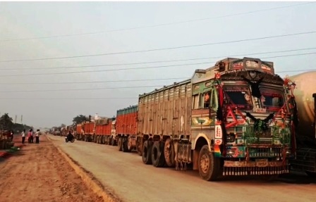 Rajauli Bakhtiyarpur Road Construction Companys vehicle hit the child road jam in protest uproar 2